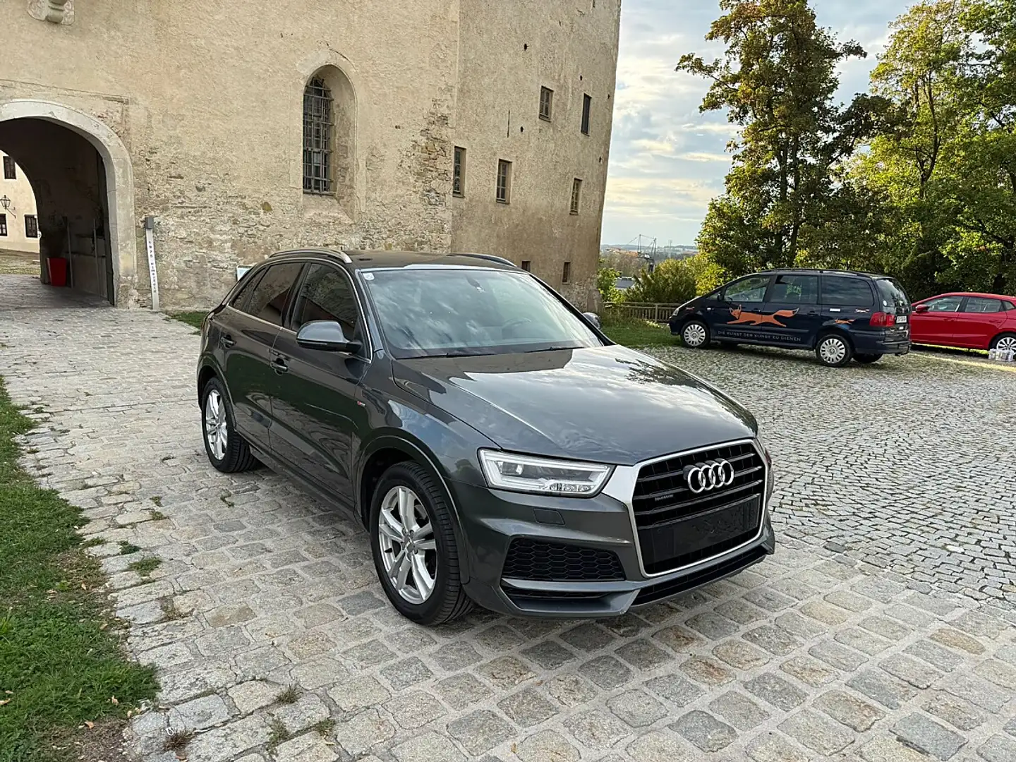Audi Q3 2,0 TDI Sport quattro S-tronic Grau - 2