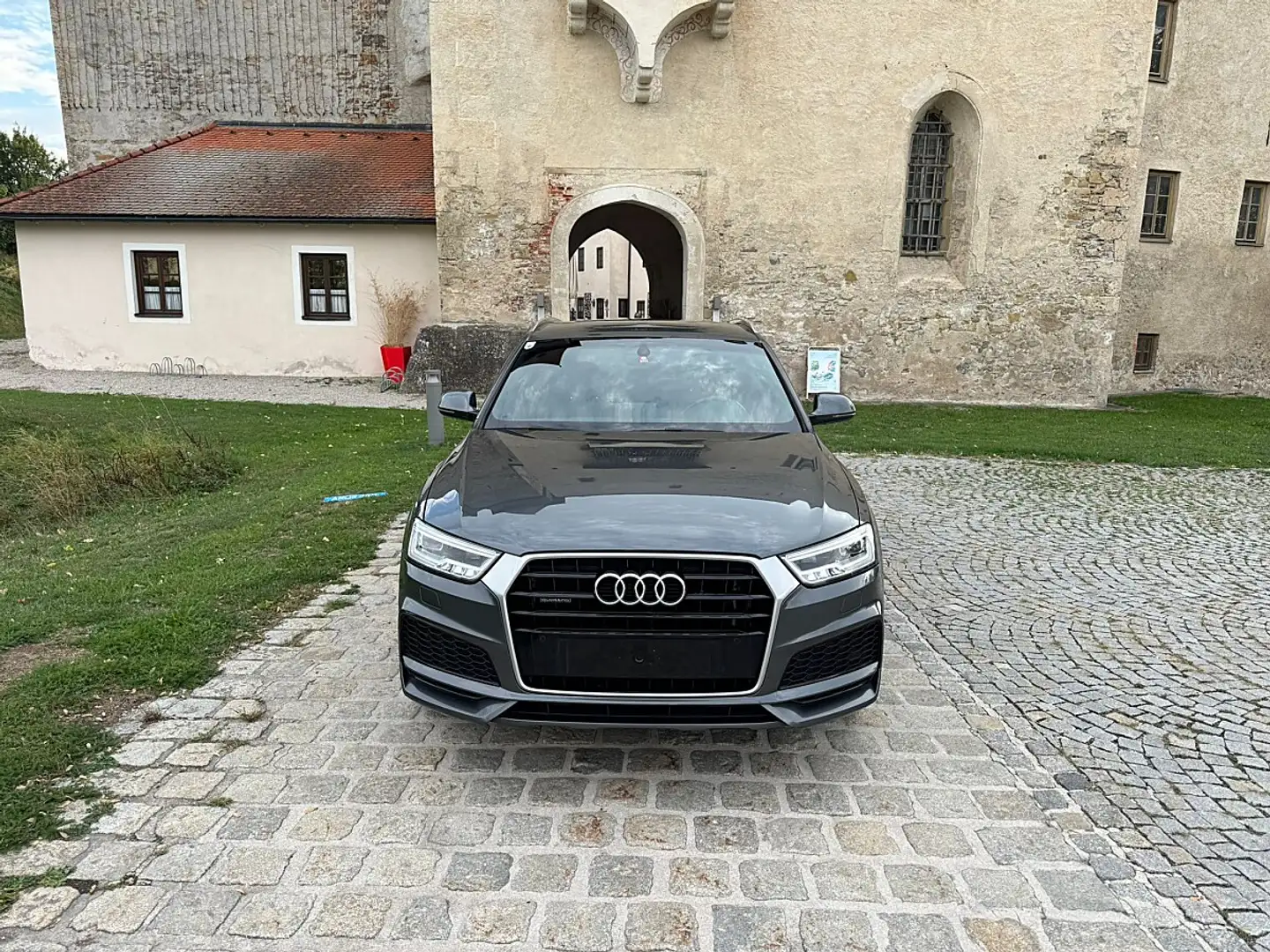 Audi Q3 2,0 TDI Sport quattro S-tronic Grau - 1
