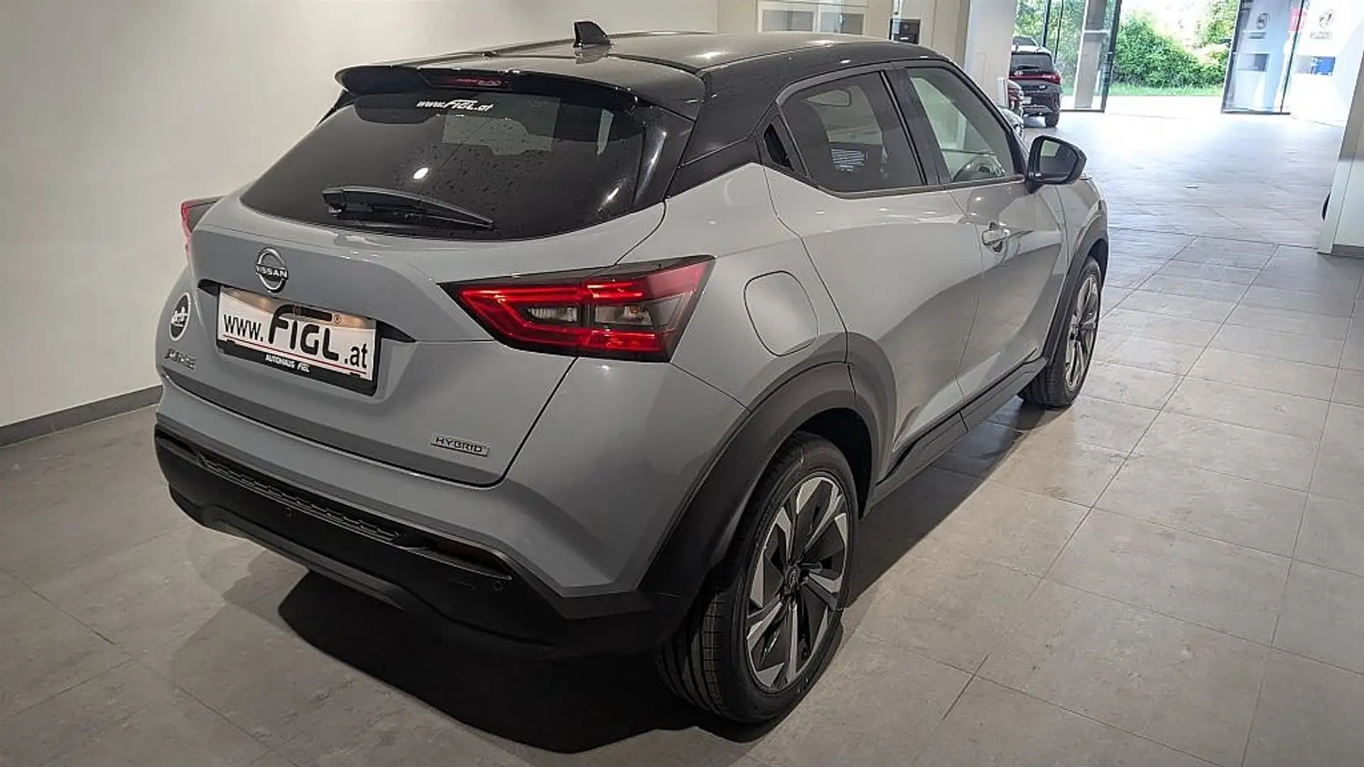 Nissan Juke 1.6 Hybrid 143 4AMT Superfly Grijs - 2