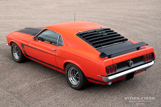 Ford Mustang view 4