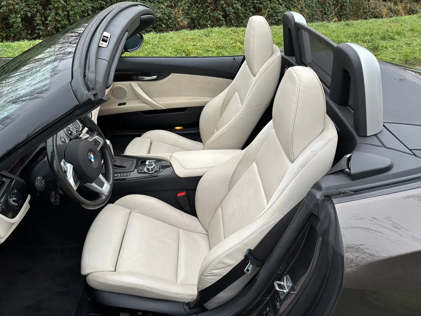 BMW Z4 Roadster SDrive23i Exec Aut Design Pure White Braun - 2