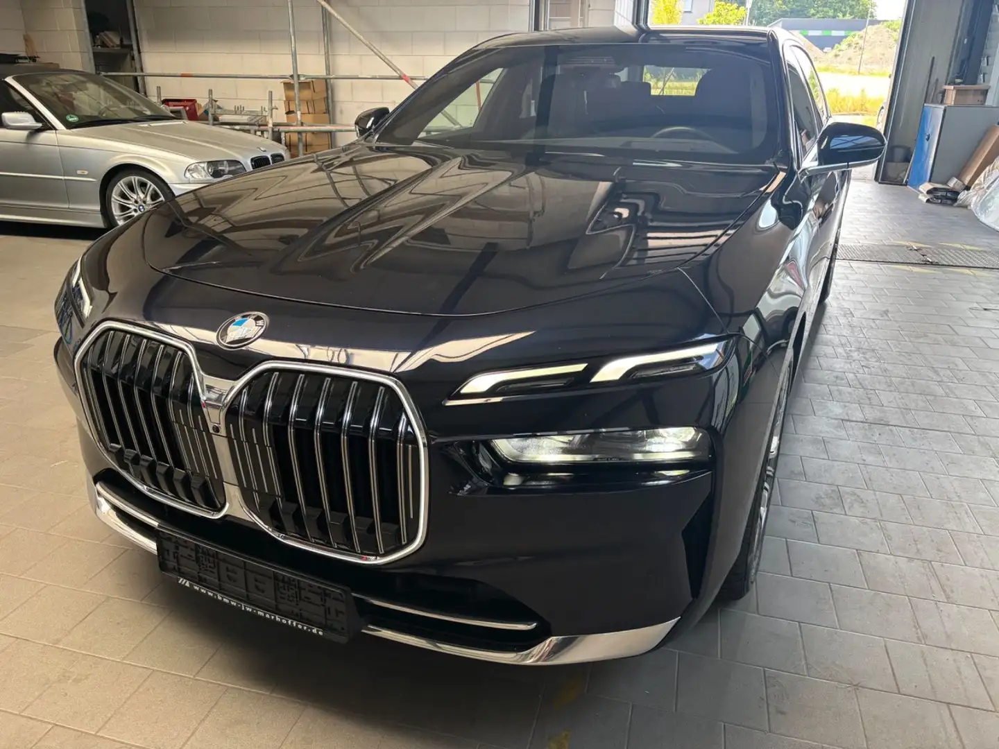 BMW i7 xDrive60 M-Sport Cinema Longe Sky B&W Iconic Schwarz - 1