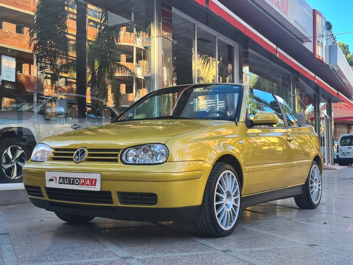 Volkswagen Golf Descapotable Manual de 2 Puertas Amarillo - 1