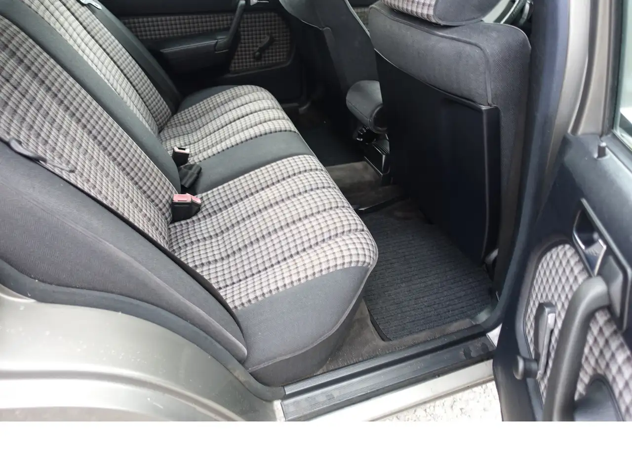 Mercedes-Benz 190 E 2.3 H-Kennz. Oldtimer eSHSD Verschl-t. neu gt Zu, foto 11