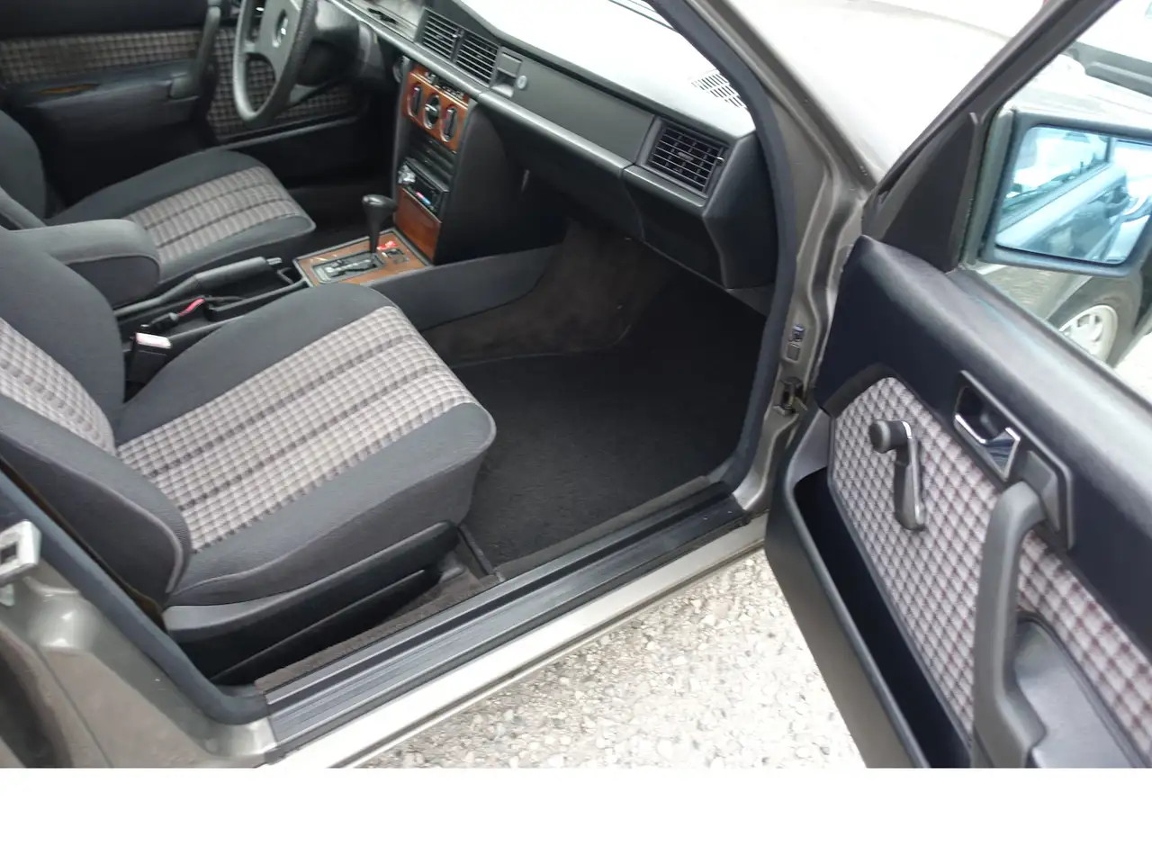 Mercedes-Benz 190 E 2.3 H-Kennz. Oldtimer eSHSD Verschl-t. neu gt Zu, foto 8