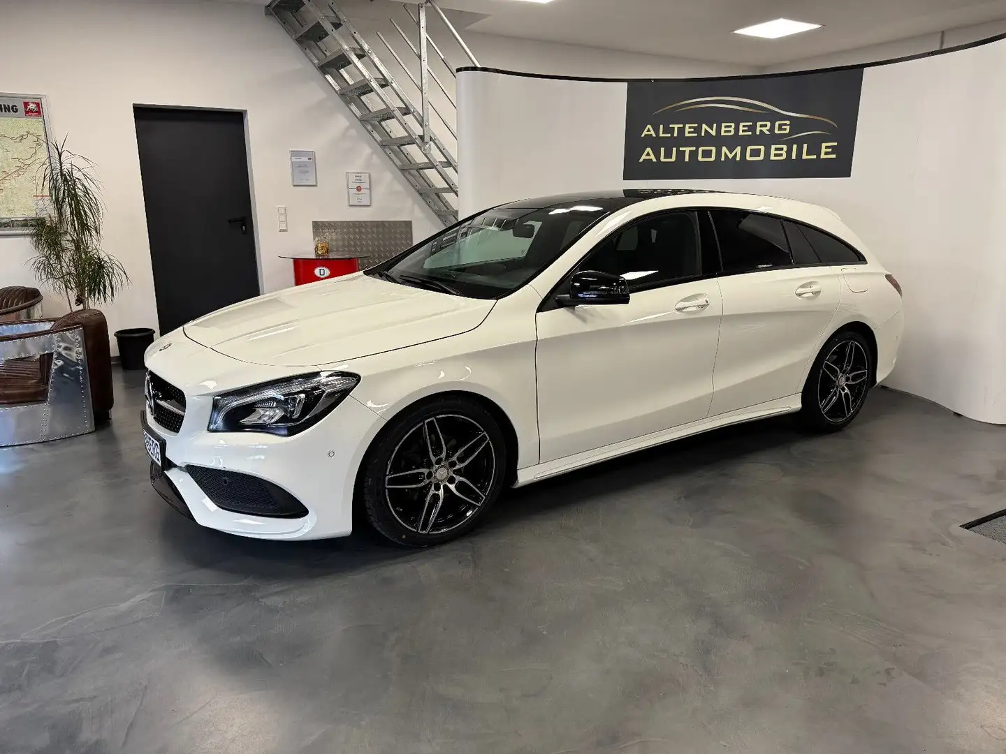 Mercedes-Benz CLA 200 Shooting Brake AMG Night Pano LED Kamera Weiß - 2