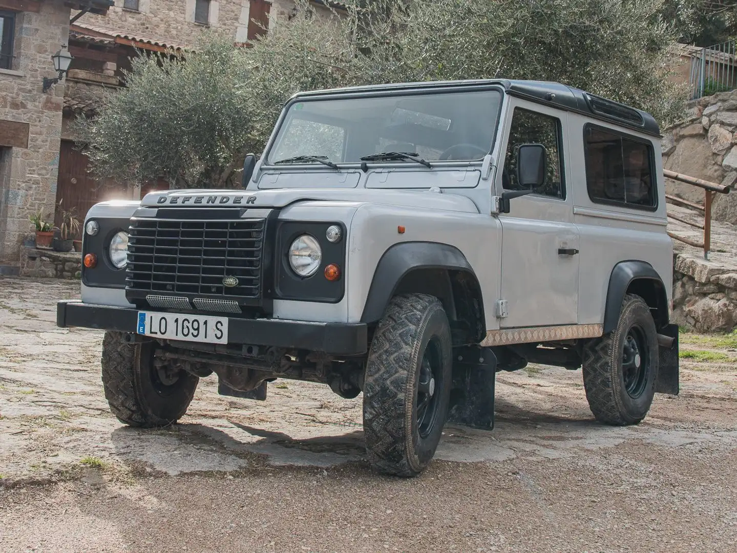 Land Rover Defender Defender 90 TDI Hard Top Stříbrná - 2