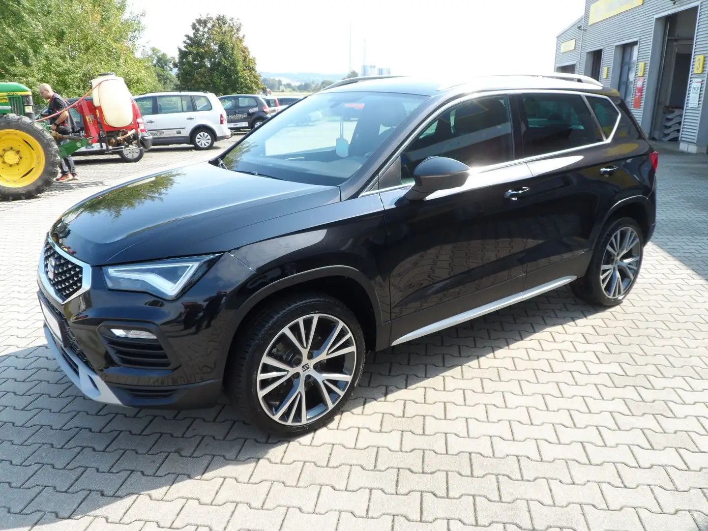 SEAT Ateca Xperience/DSG/Navi/AHK/SHZ/LRH/8xALU/Voll Schwarz - 2