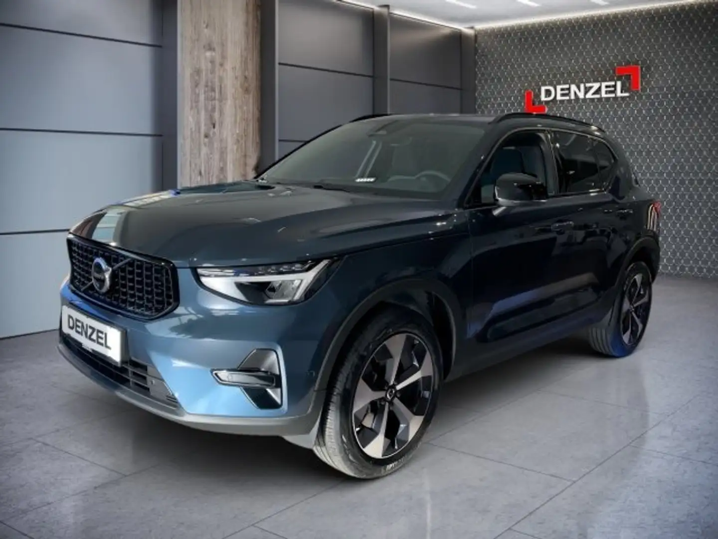 Volvo XC40 Plus, B3 Mild Hybrid, Benzin, Dark Blau - 1