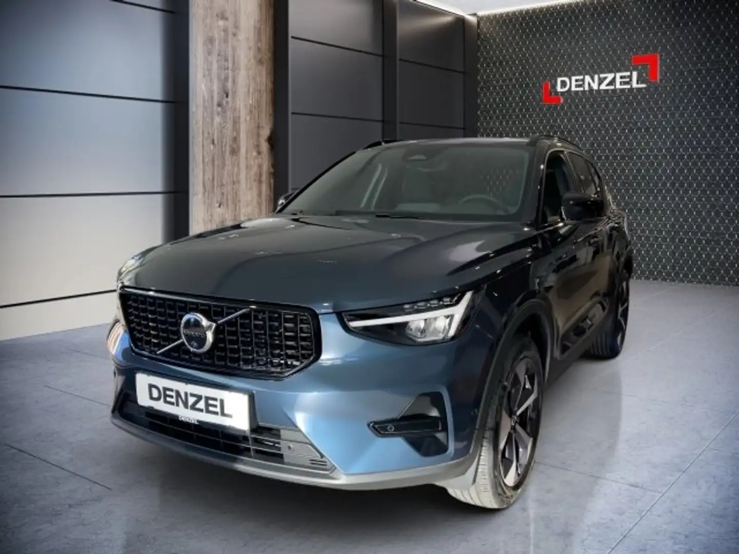 Volvo XC40 Plus, B3 Mild Hybrid, Benzin, Dark Blau - 2