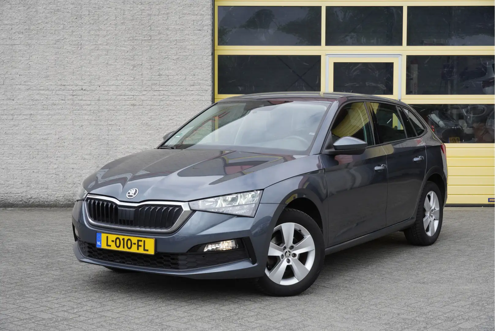 Skoda Scala 1.0 TSI 5drs Ambition BJ2021 Lmv 16" | Led | Pdc | Grijs - 1