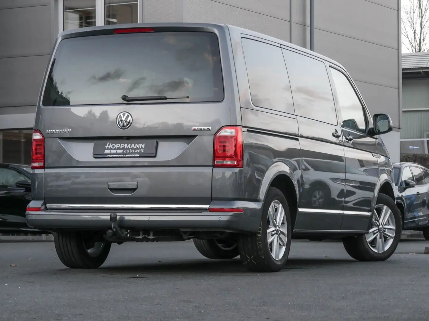 Volkswagen T6 Multivan nza 2.0 TDI Generation Six 4M LED AH Gris - 2