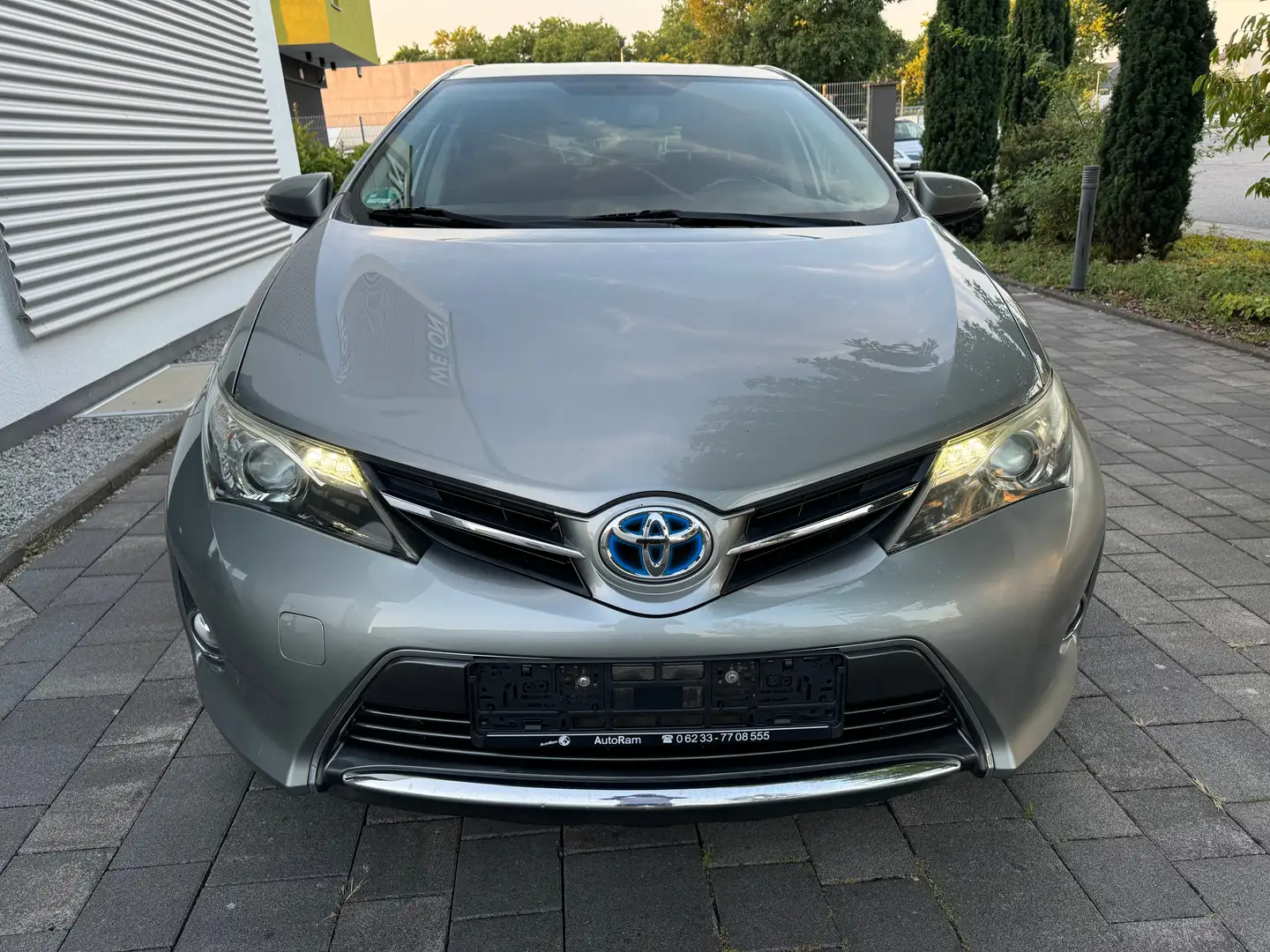 Toyota Auris Hybrid Life+ Grau - 2