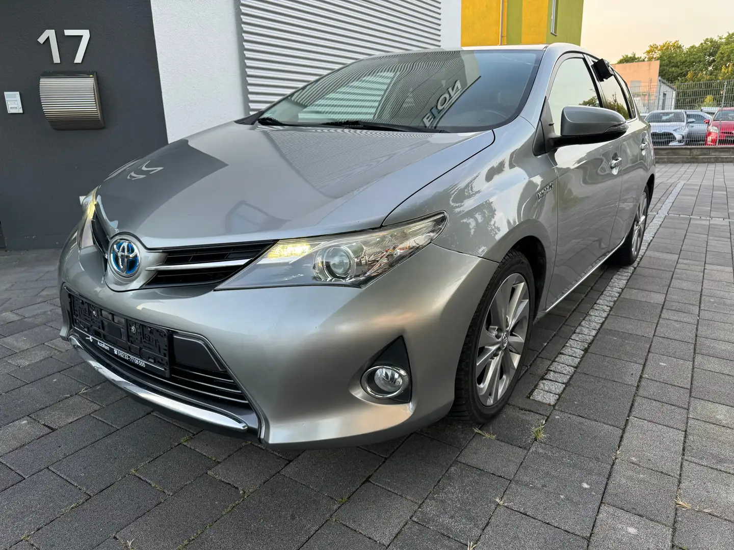 Toyota Auris Hybrid Life+ Grau - 1