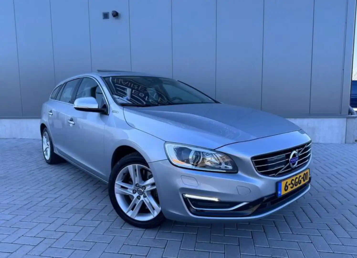 Volvo V60 2.4 D6 AWD Plug-in Summum Šedá - 2