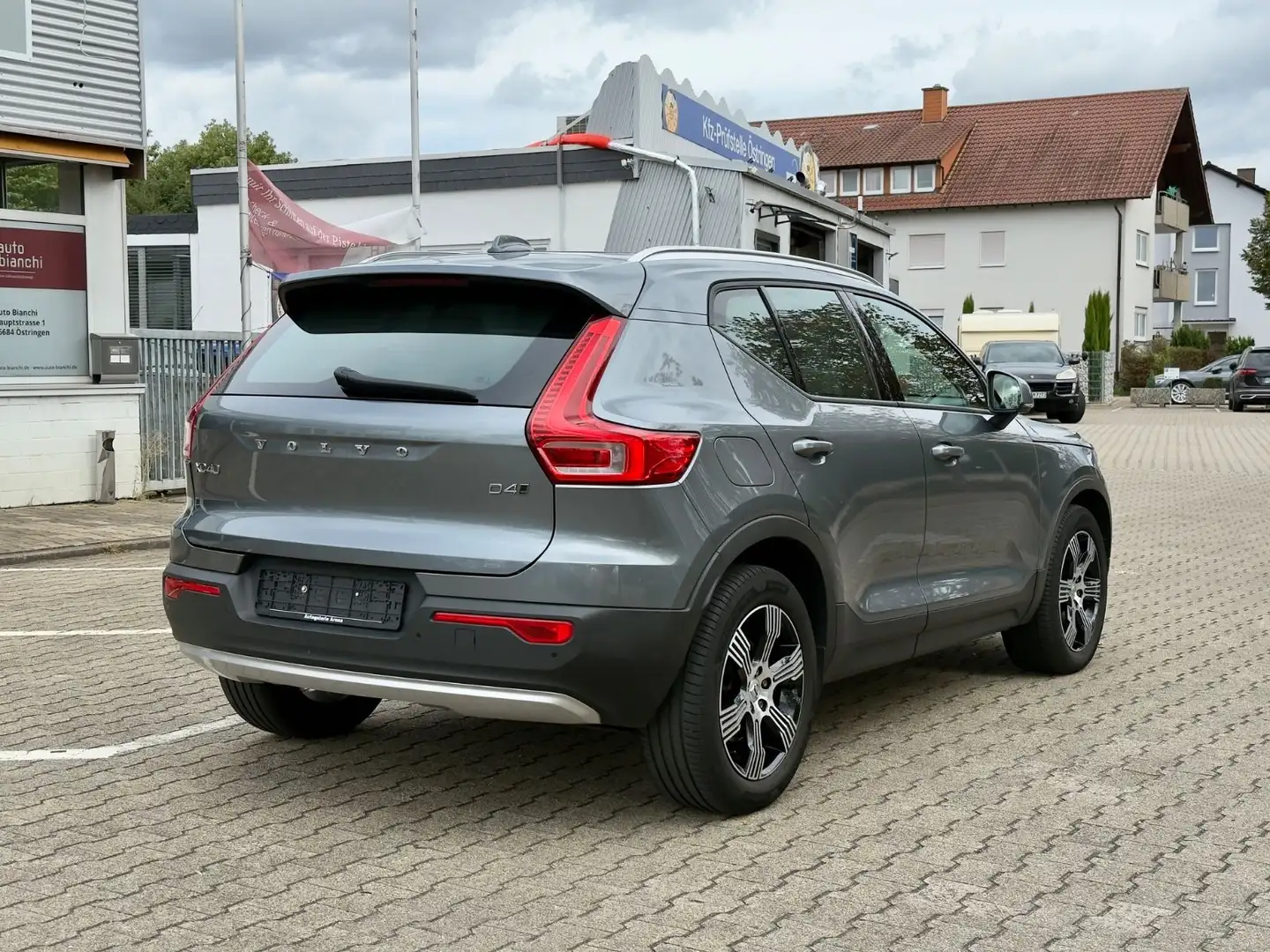 Volvo XC40 XC40 Momentum AWD *Navi*CAM*ACC Grau - 2
