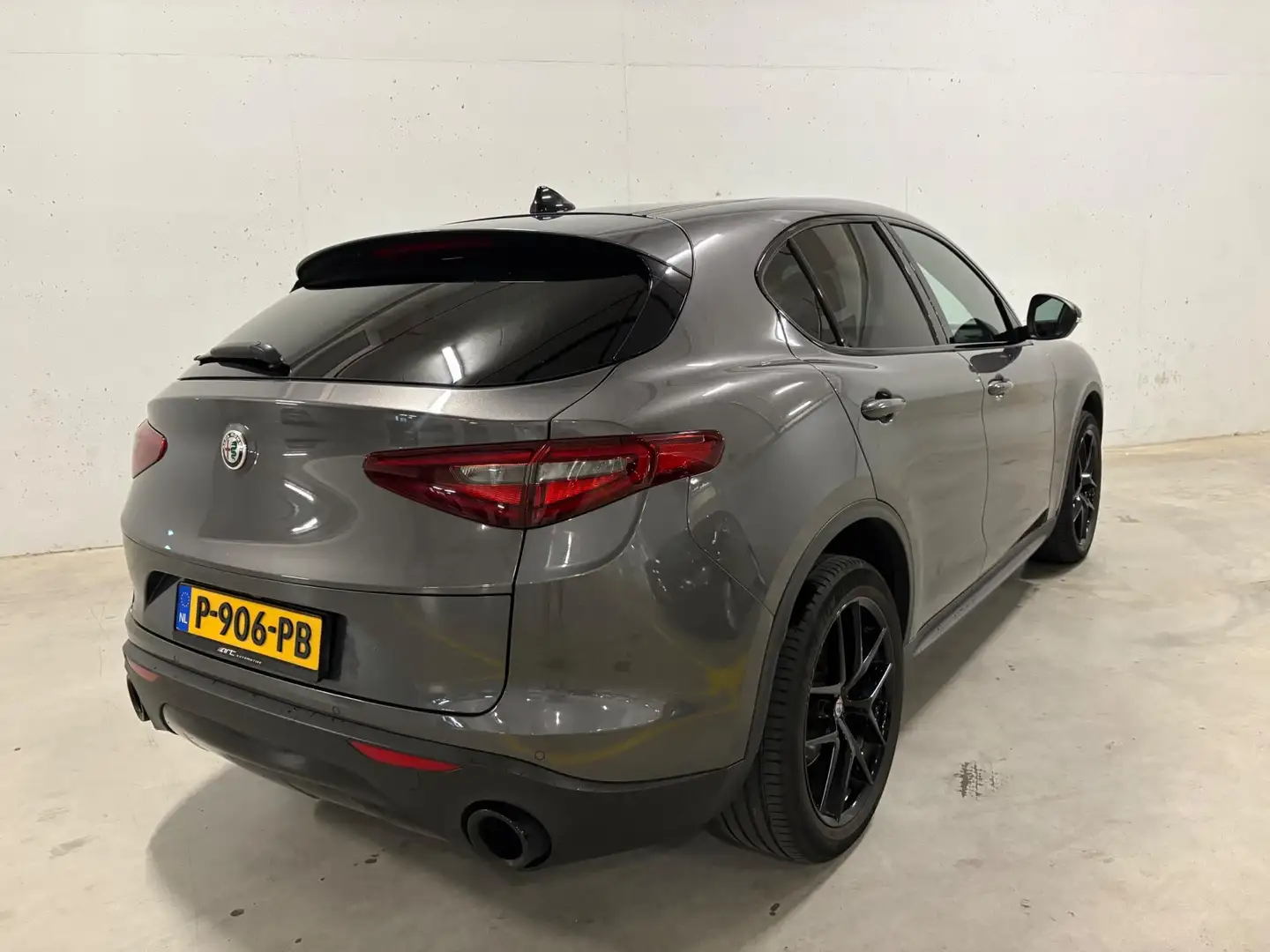 Alfa Romeo Stelvio 2.0 T AWD First Edition Pano 280pk Grijs - 2