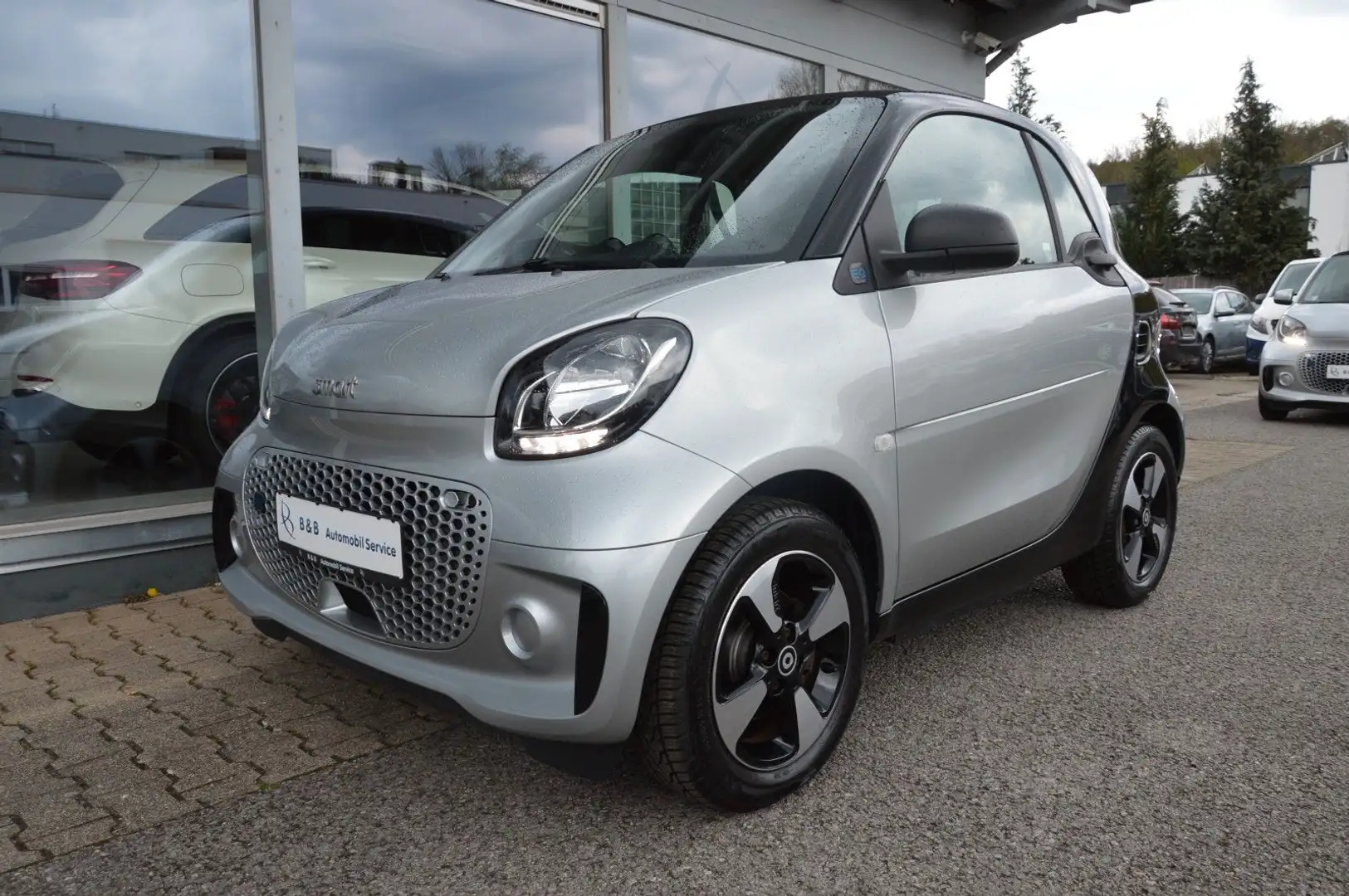 smart forTwo coupe EQ*AUTOMATIK*PDC*SHZ*MULTIMEDIA*ALU Schwarz - 1