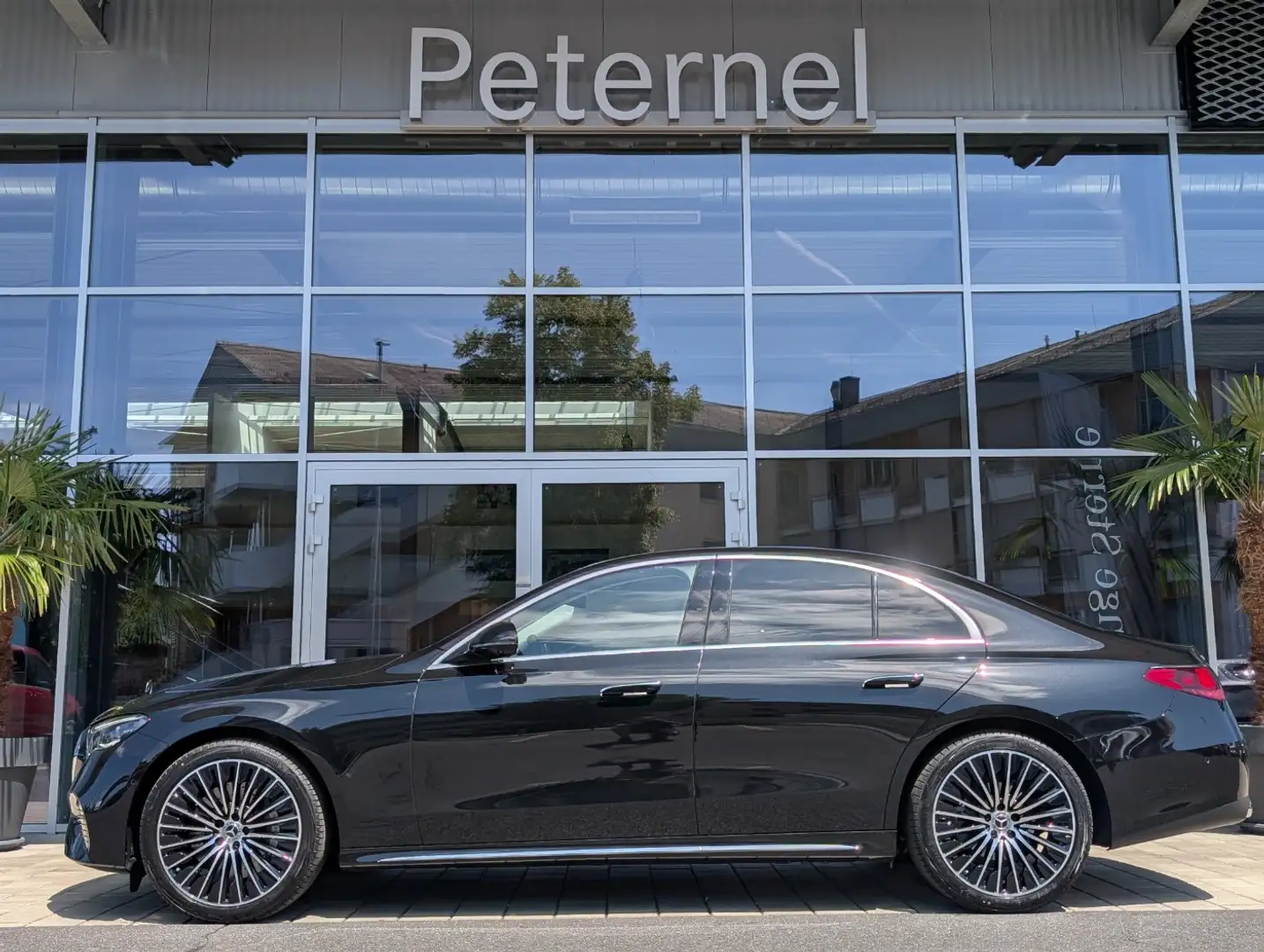Mercedes-Benz E 220 d 4MATIC Limousine FAP Distr Navi MBUX Schwarz - 2