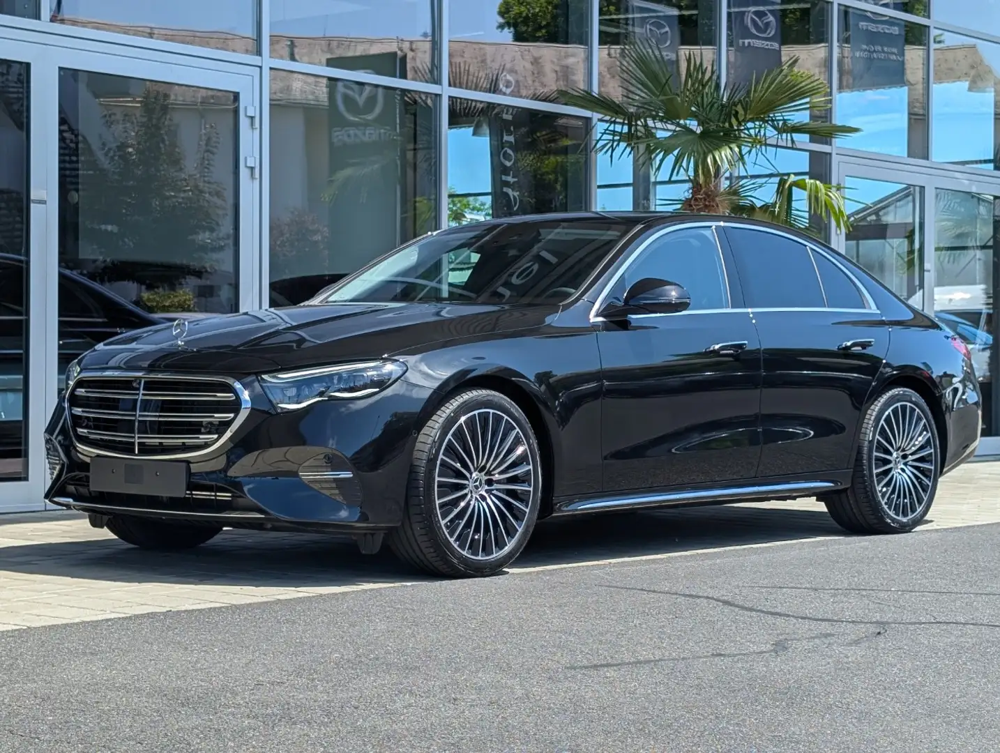Mercedes-Benz E 220 d 4MATIC Limousine FAP Distr Navi MBUX Schwarz - 1