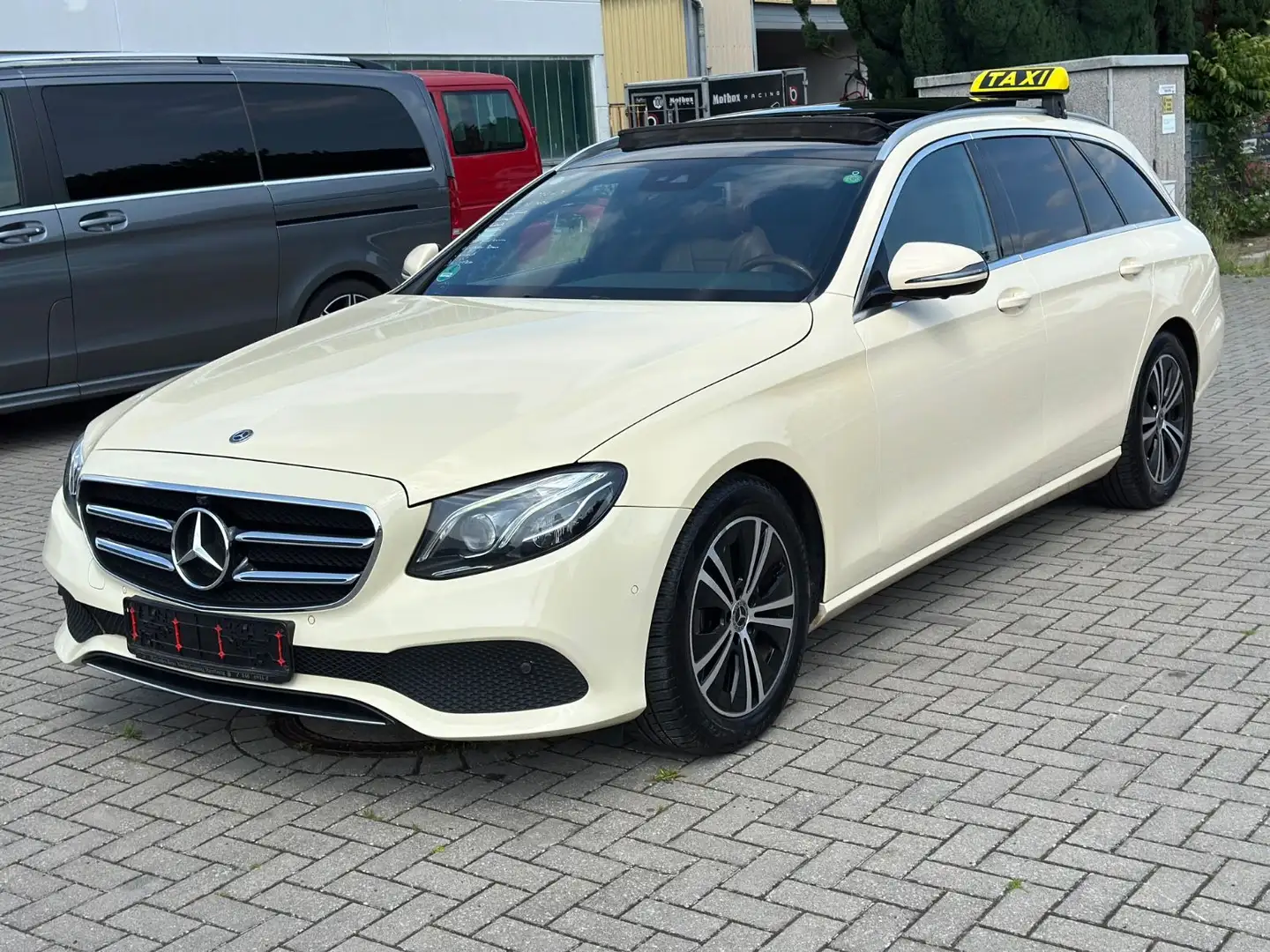 Mercedes-Benz E 220 d T Avantgarde Pano*Tot*Multibeam*Ambiente Beige - 1