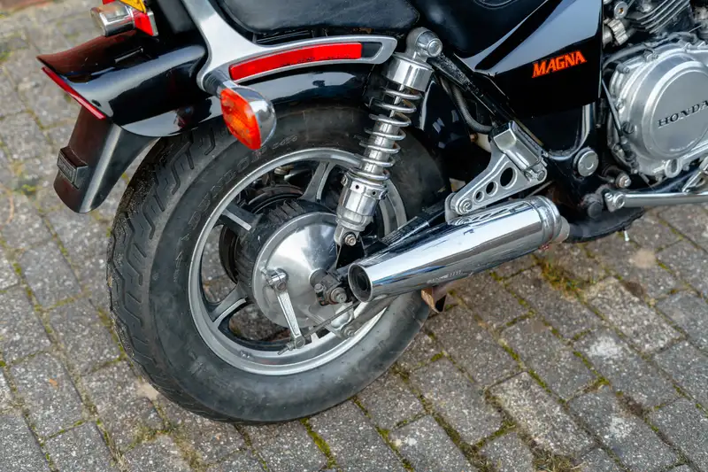 Honda VF 700 - foto 6