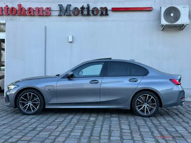 BMW 3 Series view 8