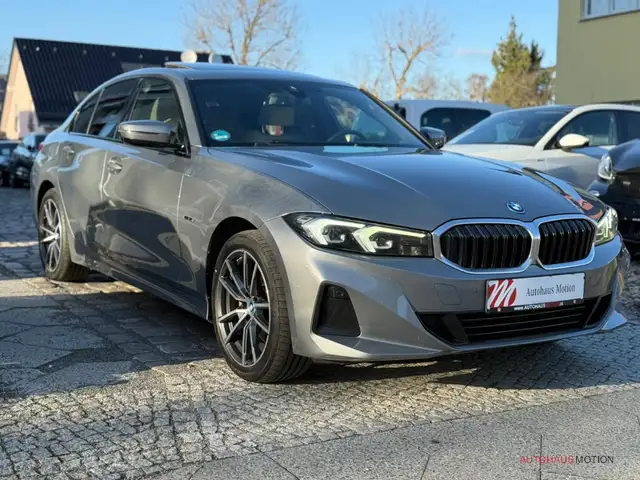 BMW 3 Series view 4