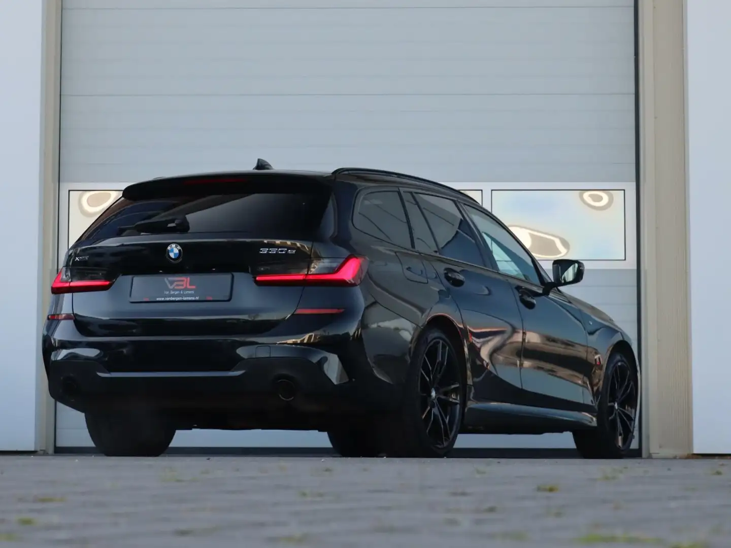 BMW 330 3-serie Touring 330e xDrive High Executive | M-spo Zwart - 2