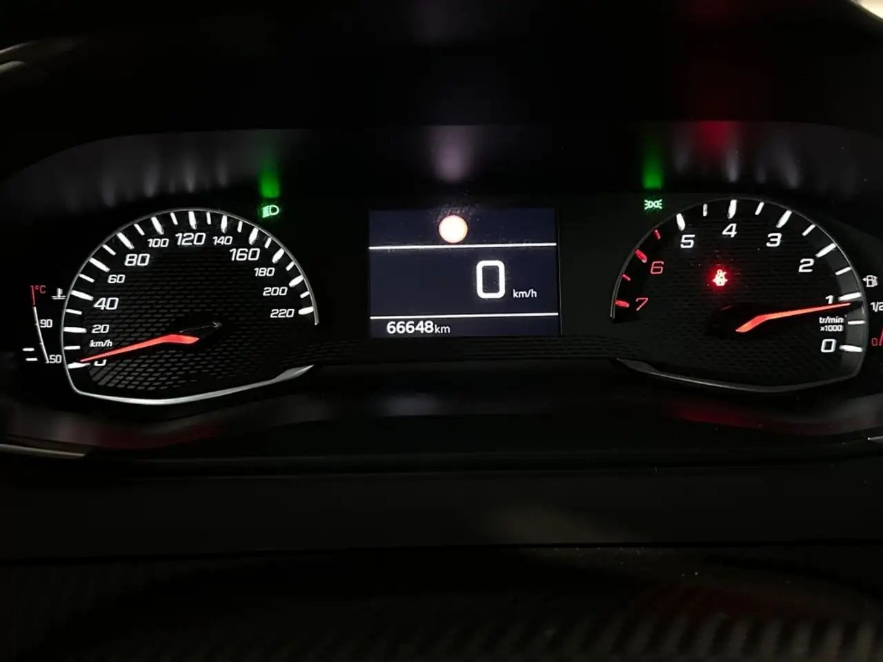 Peugeot 2008 1.2 PT ACTIVE PACK l CARPLAY l CRUISE l CLIMA l LM, миниатюра 17