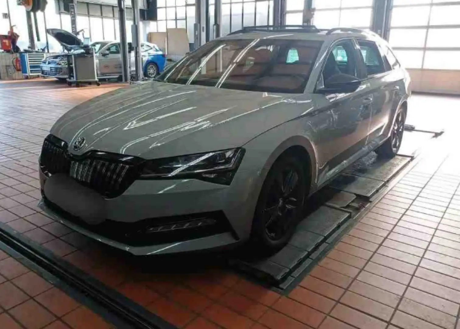 Skoda Superb Combi Sportline 1.4 TSI DSG *NAVI*360°KAM Gris - 2