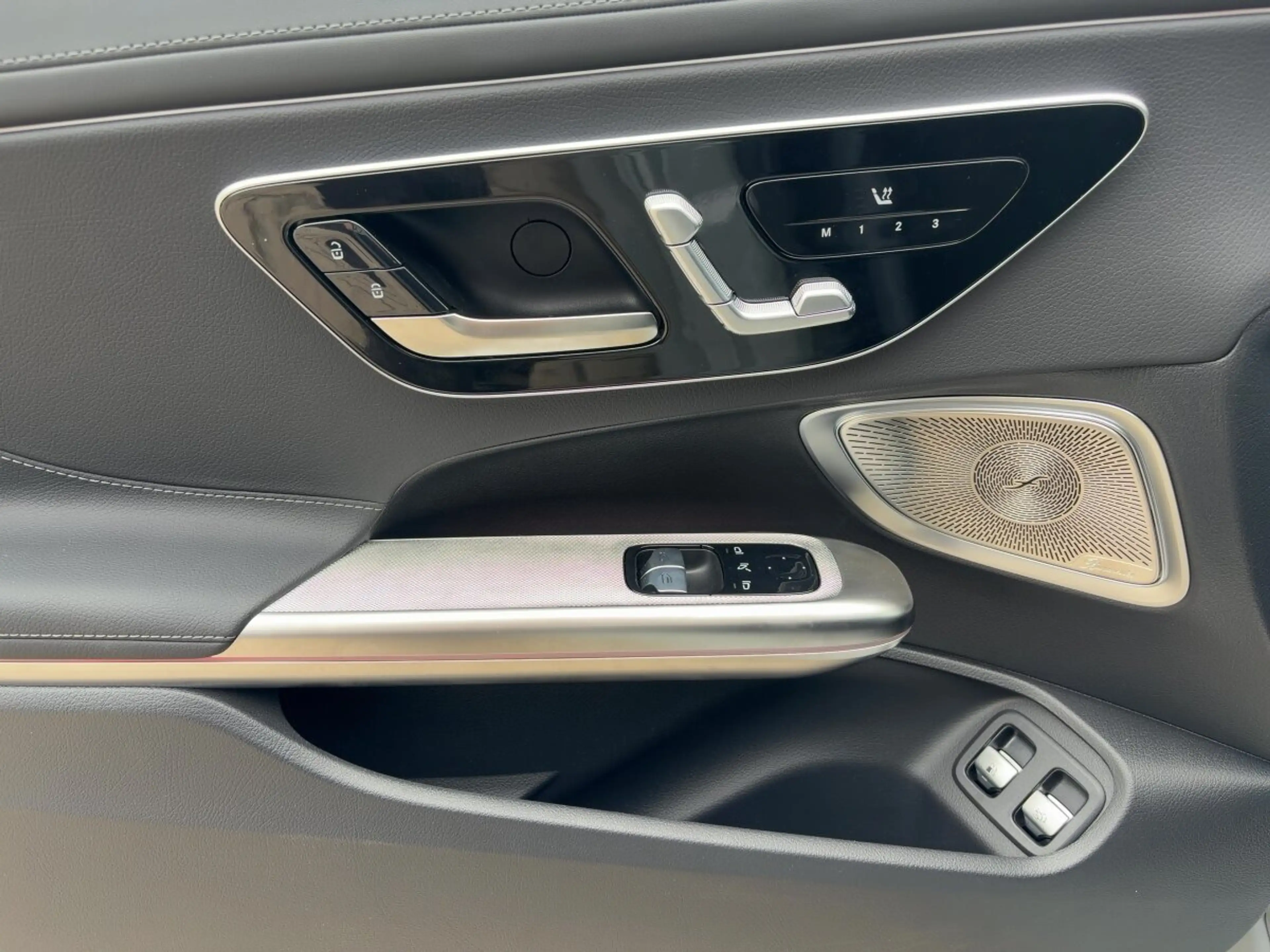 Mercedes-Benz CLE 300 CLE 300 e AMG+PANO+DISTR+KEYG+360+BURM+MEM+DIGIL — photo 12