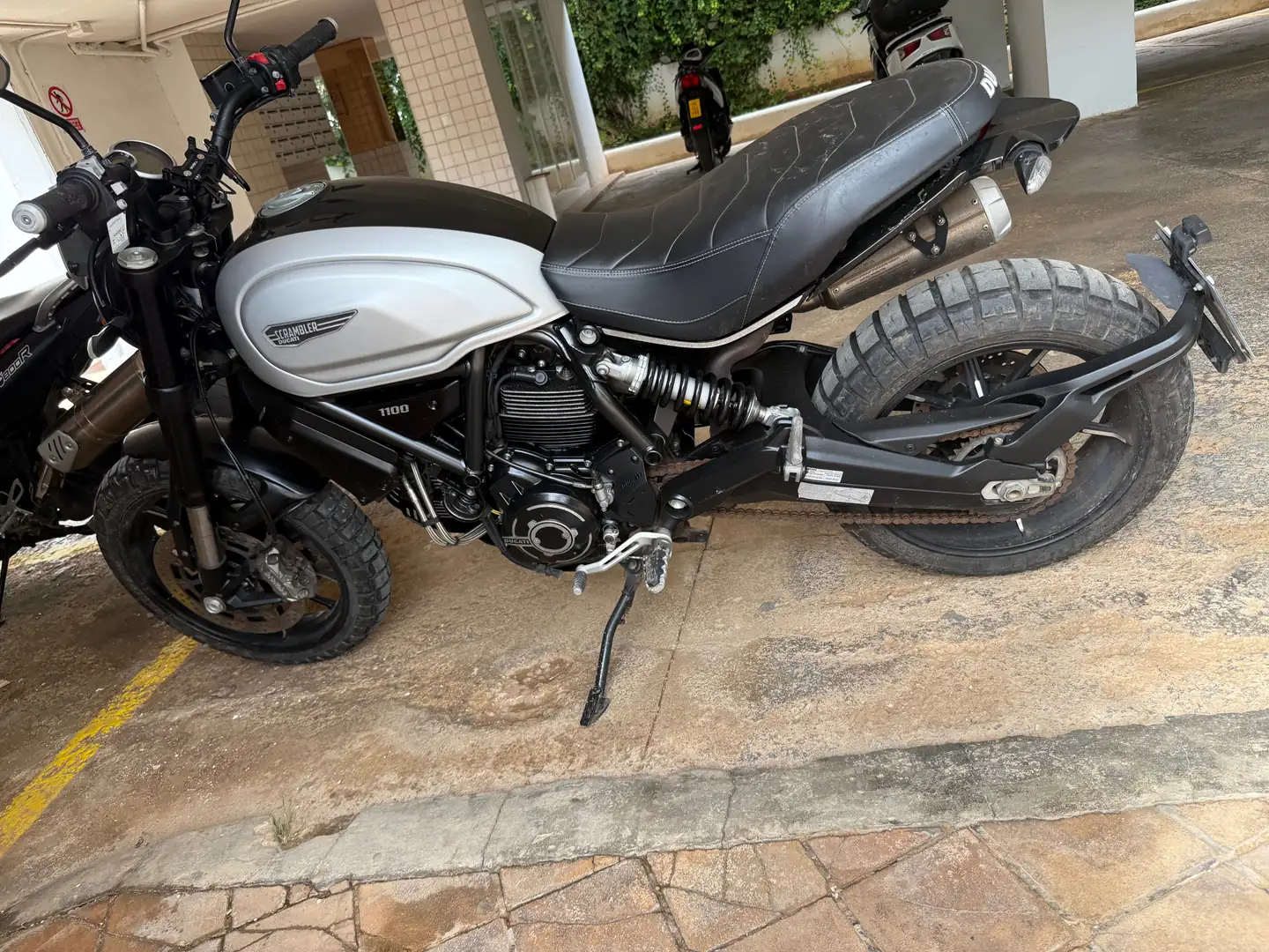 Ducati Scrambler 1100 Plateado - 2