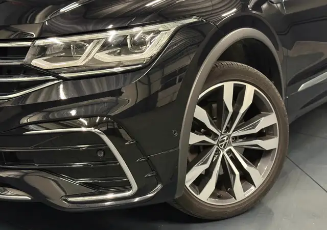 Volkswagen Tiguan Allspace view 2