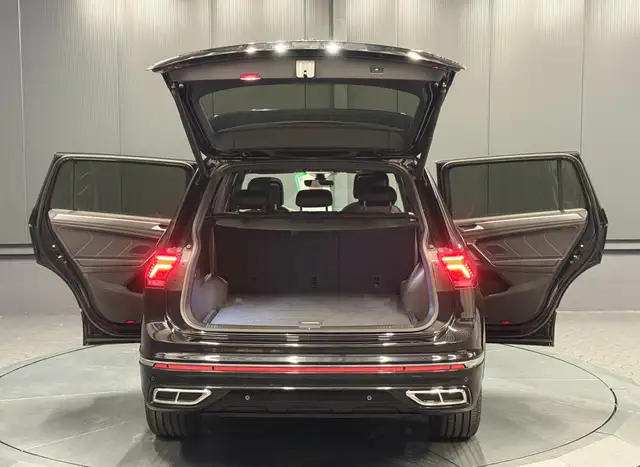 Volkswagen Tiguan Allspace view 6