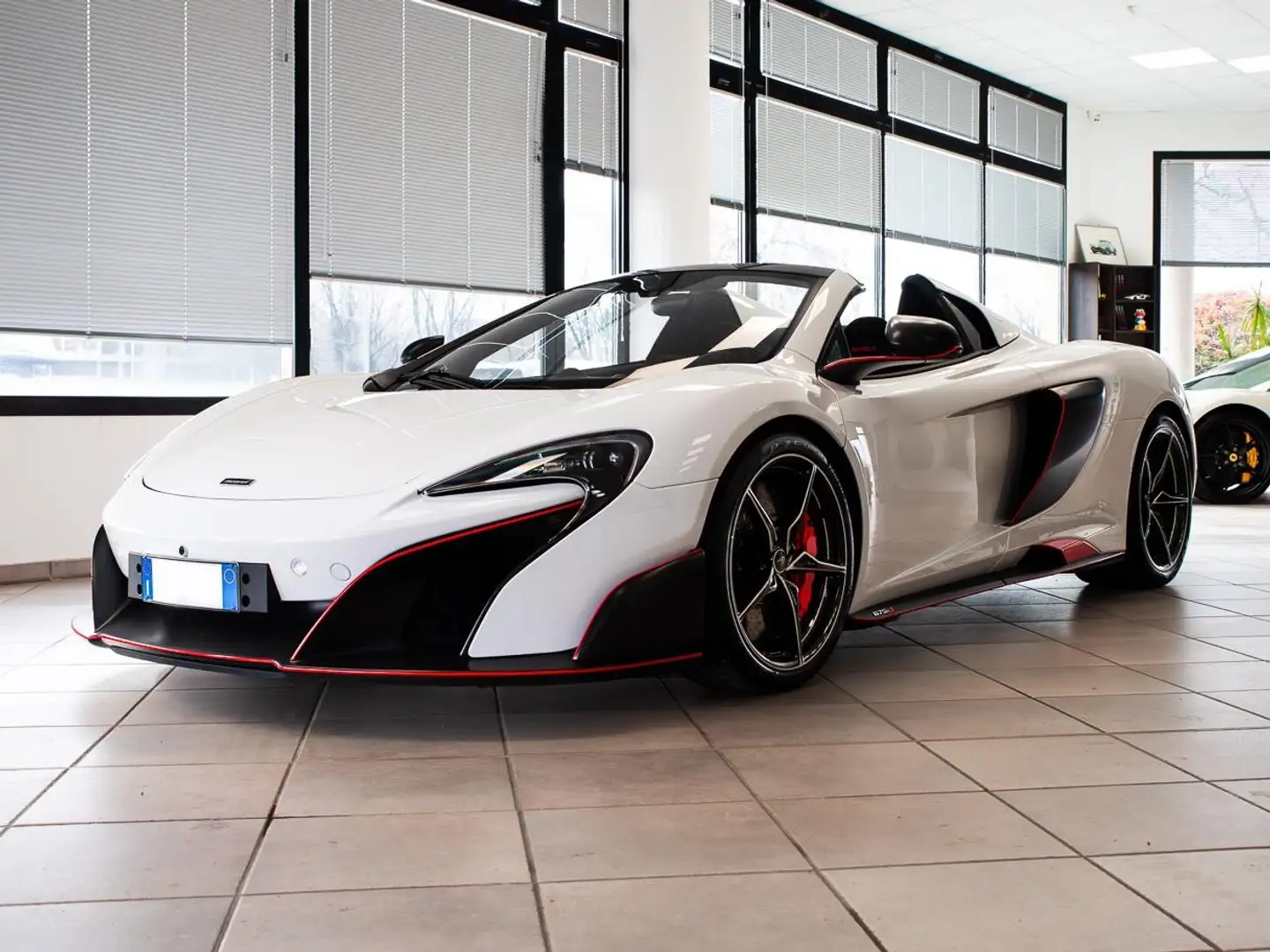 McLaren 675LT Spider 3.8 ssg7 Weiß - 1