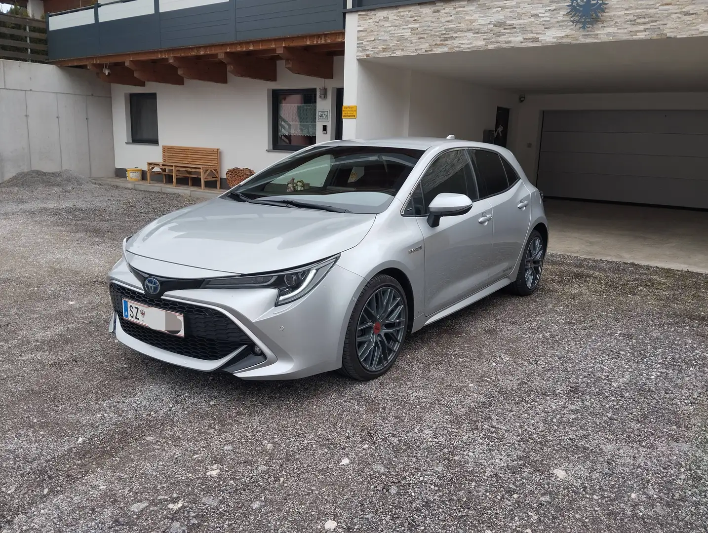 Toyota Corolla Corolla 1,8 Hybrid Lounge Lounge Silber - 2