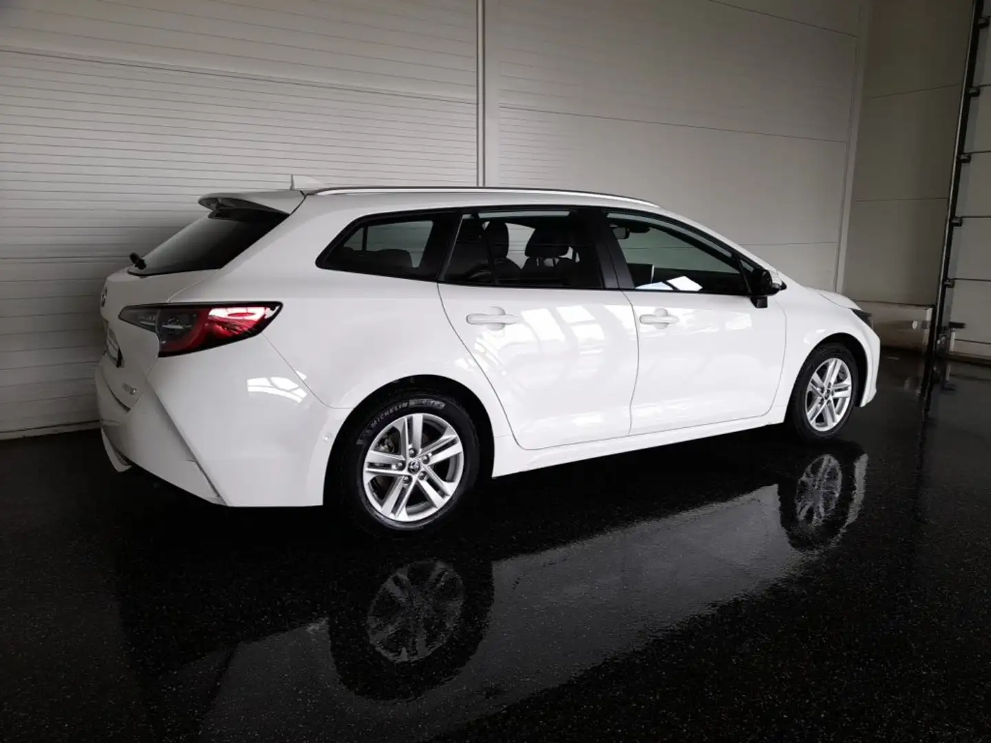 Toyota Corolla TOURING SPORTS 2,0 Hybrid Aut *VOLL LED / NAVI / ACC / KAMERA / SHZG / 2-ZONEN-KLIMA* Weiß - 2