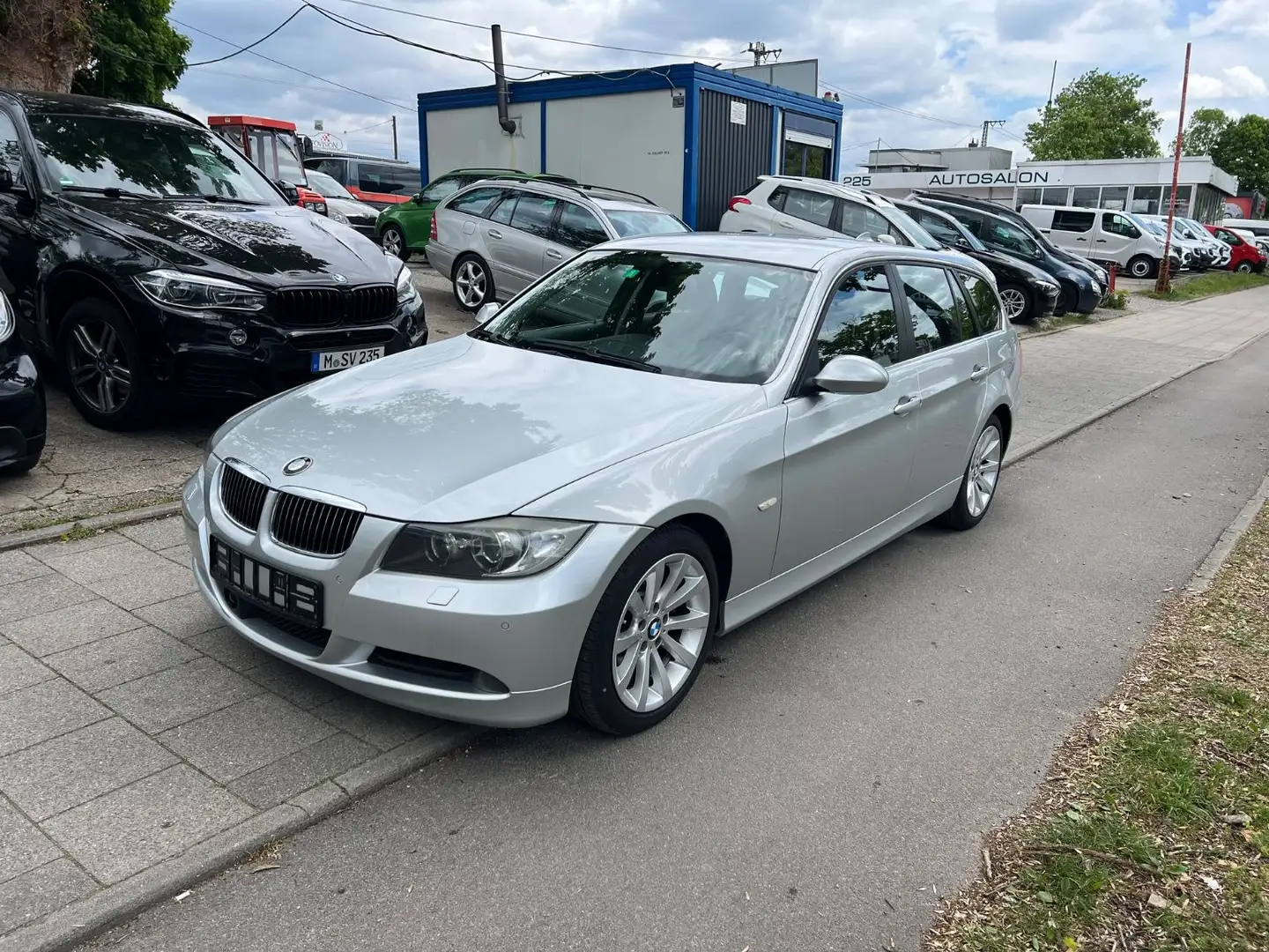 BMW 330 Touring 330d xDrive Navi Xenon Abstandstempomat Silber - 2