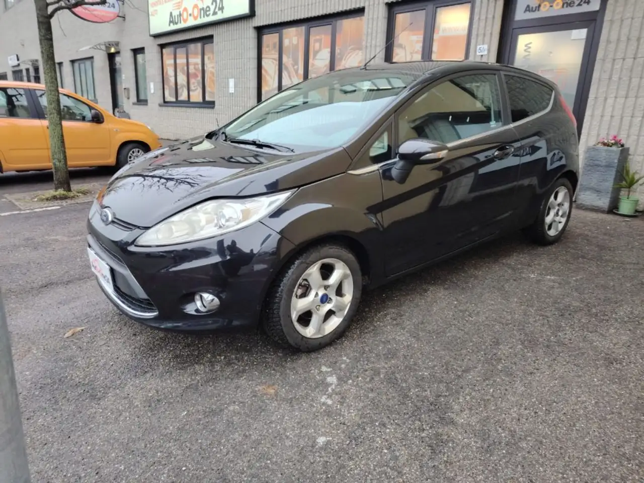 Ford Fiesta 1.4 TDCi 70CV 3 porte Titanium NEOPATENTATI — photo 1 of 15