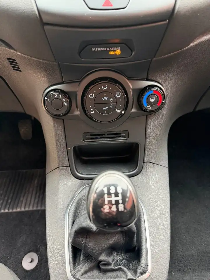 Ford Fiesta 3 portes — photo 23