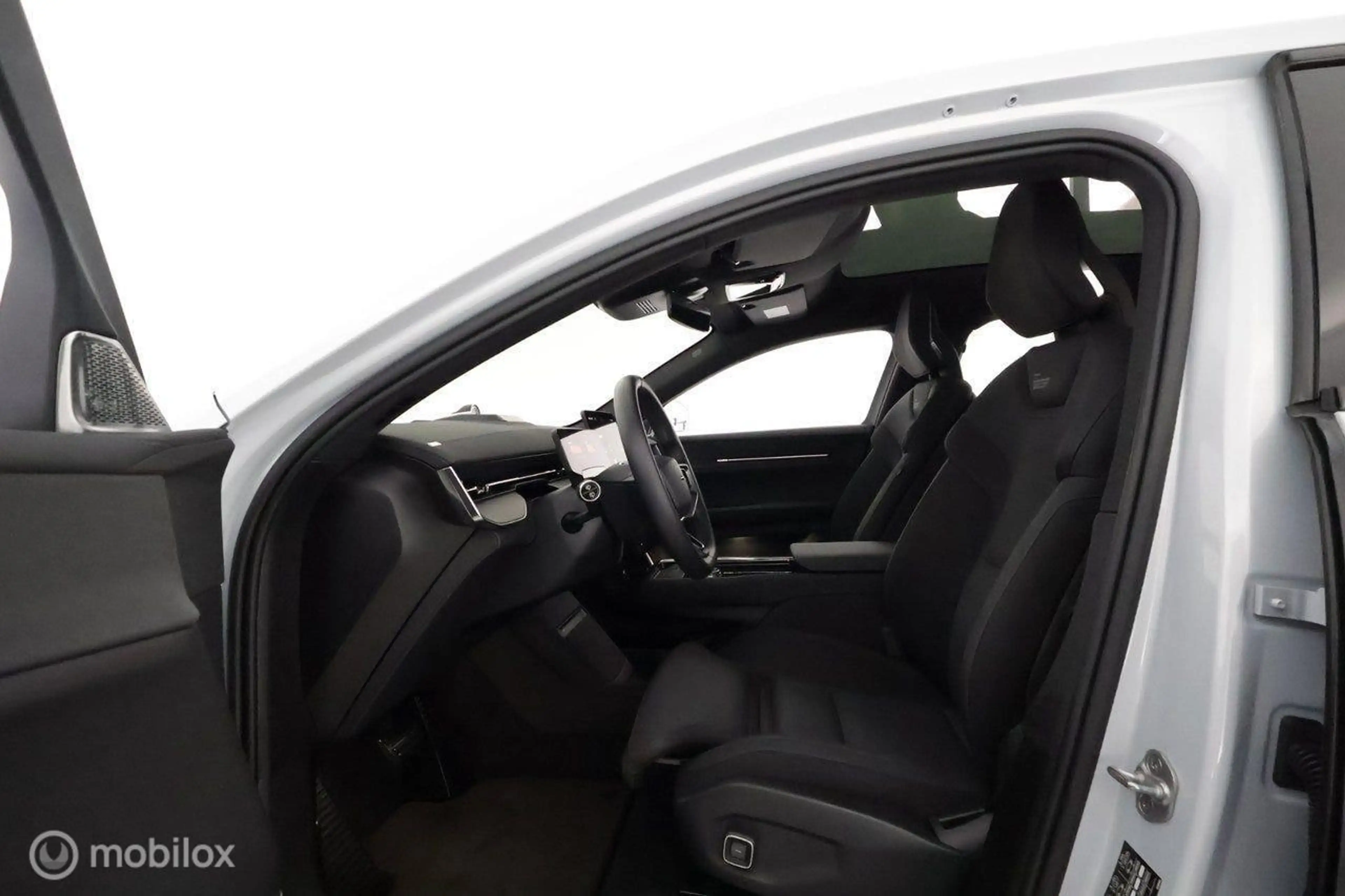 Polestar 3 Long range Dual motor Pilot Plus 111 kWh, B&W — photo 11