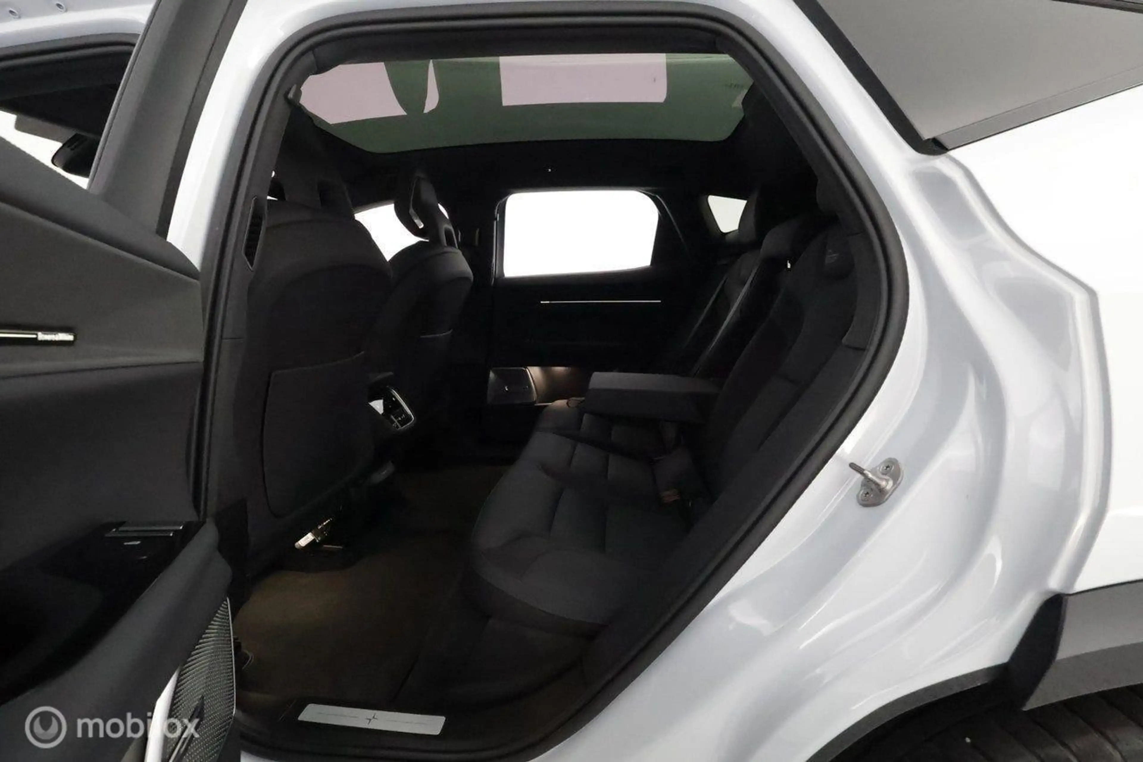 Polestar 3 Long range Dual motor Pilot Plus 111 kWh, B&W — photo 12