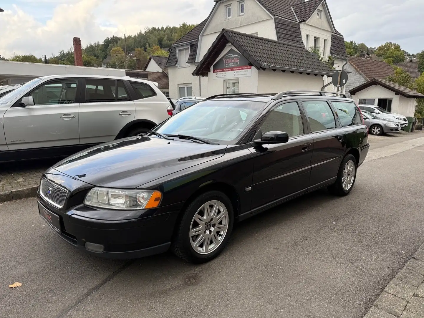 Volvo V70 2.4 Kinetic*2.HAND*KLIMA*AHK* Schwarz - 1