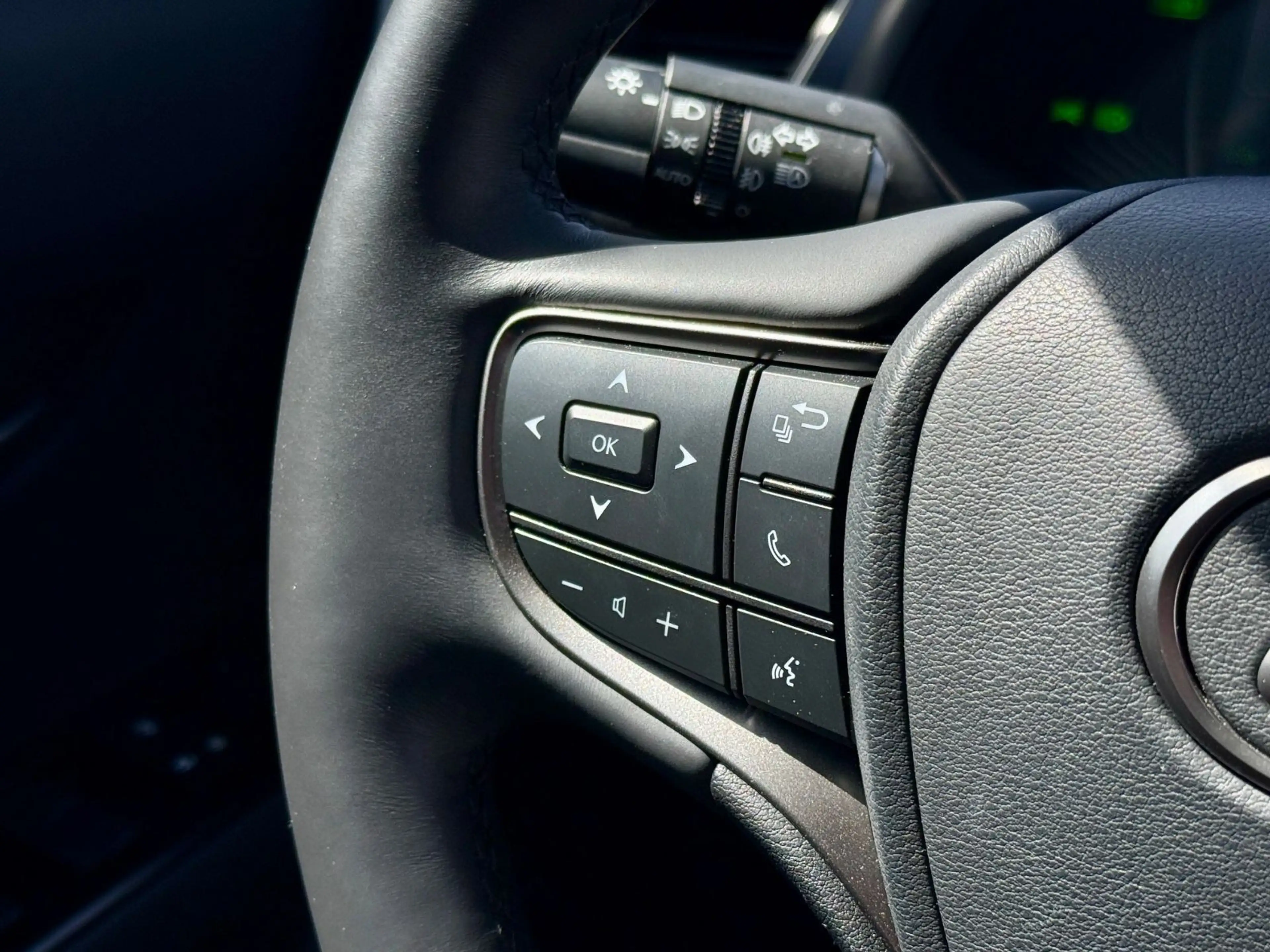 Lexus UX 250h ACC*VIRT.CP*Car.Play*RFK*SPORT*LED — photo 14