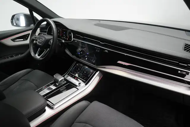 Audi Q7 view 8