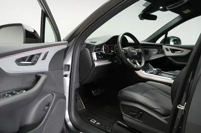 Audi Q7 view 16