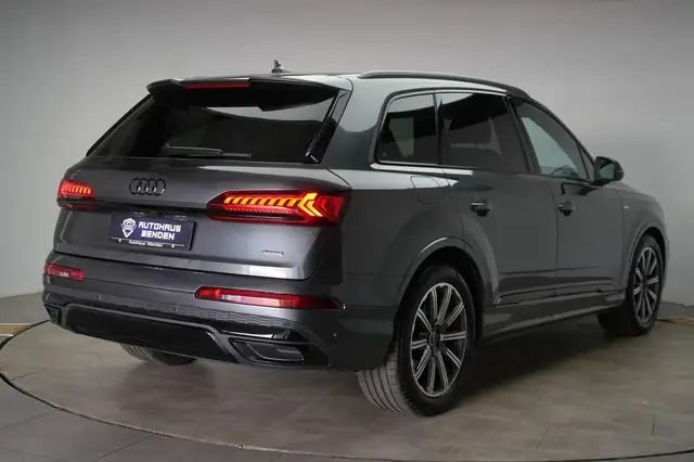 Audi Q7 view 4