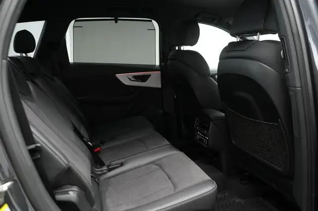 Audi Q7 view 11