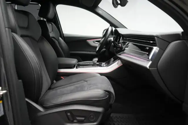 Audi Q7 view 7